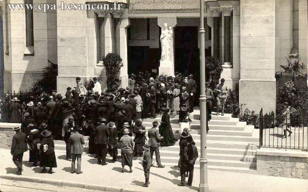Consécration de l’Église du Sacré-Cœur - Le Père Pimondel curé de la paroisse va chercher le Cardinal Touchet